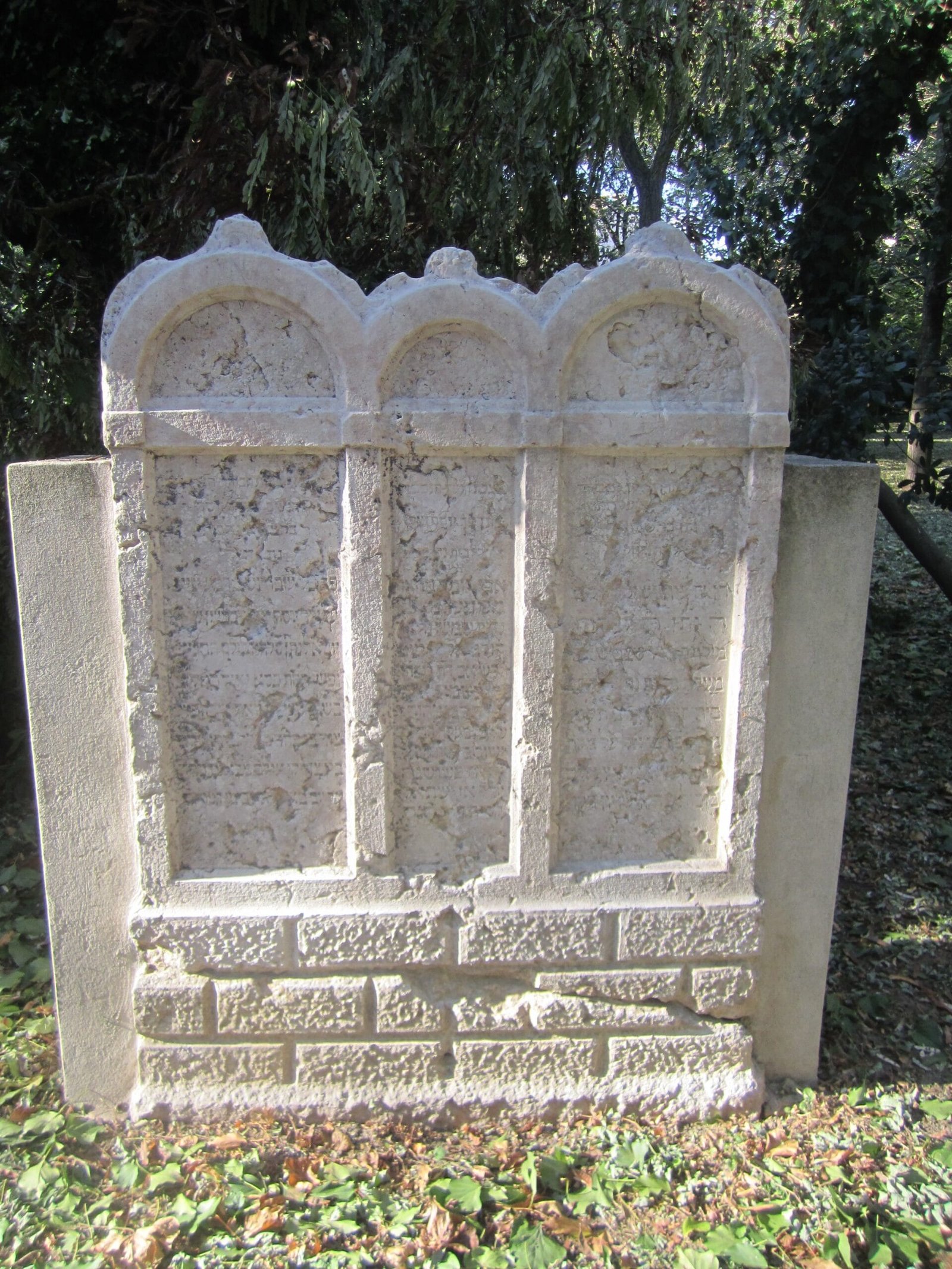 Una lapide restaurata nel cimitero ebraico di Finale Emilia